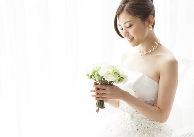 結婚式やパーティーにピッタリ！バナナクリップで作る華やかで上品なヘアスタイル