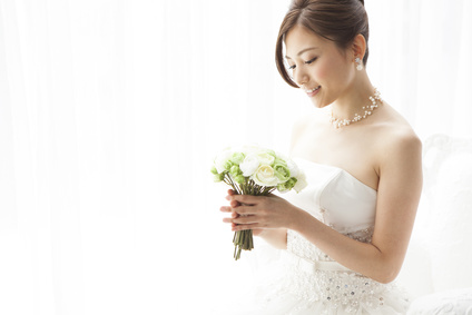 結婚式やパーティーにピッタリ！バナナクリップで作る華やかで上品なヘアスタイル